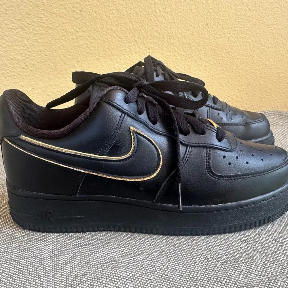 Nike Air Force 1 '07 Essential Black With Gold Piping Women’s Size 8. 5 EUC!